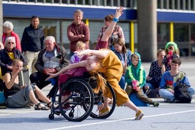 Look Mum, No Hands performers doing acrobatics