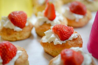 Scones with cream and strawberries