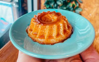 A plate of Pudim, a South American style flan, made by Cafuné