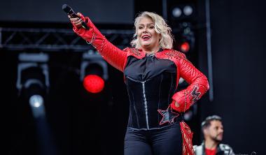 Kim Wilde holding mic to crowd