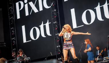 Pixie Lott singing on stage