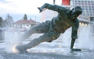 Sir Tom Finney "Splash" statue during the day.